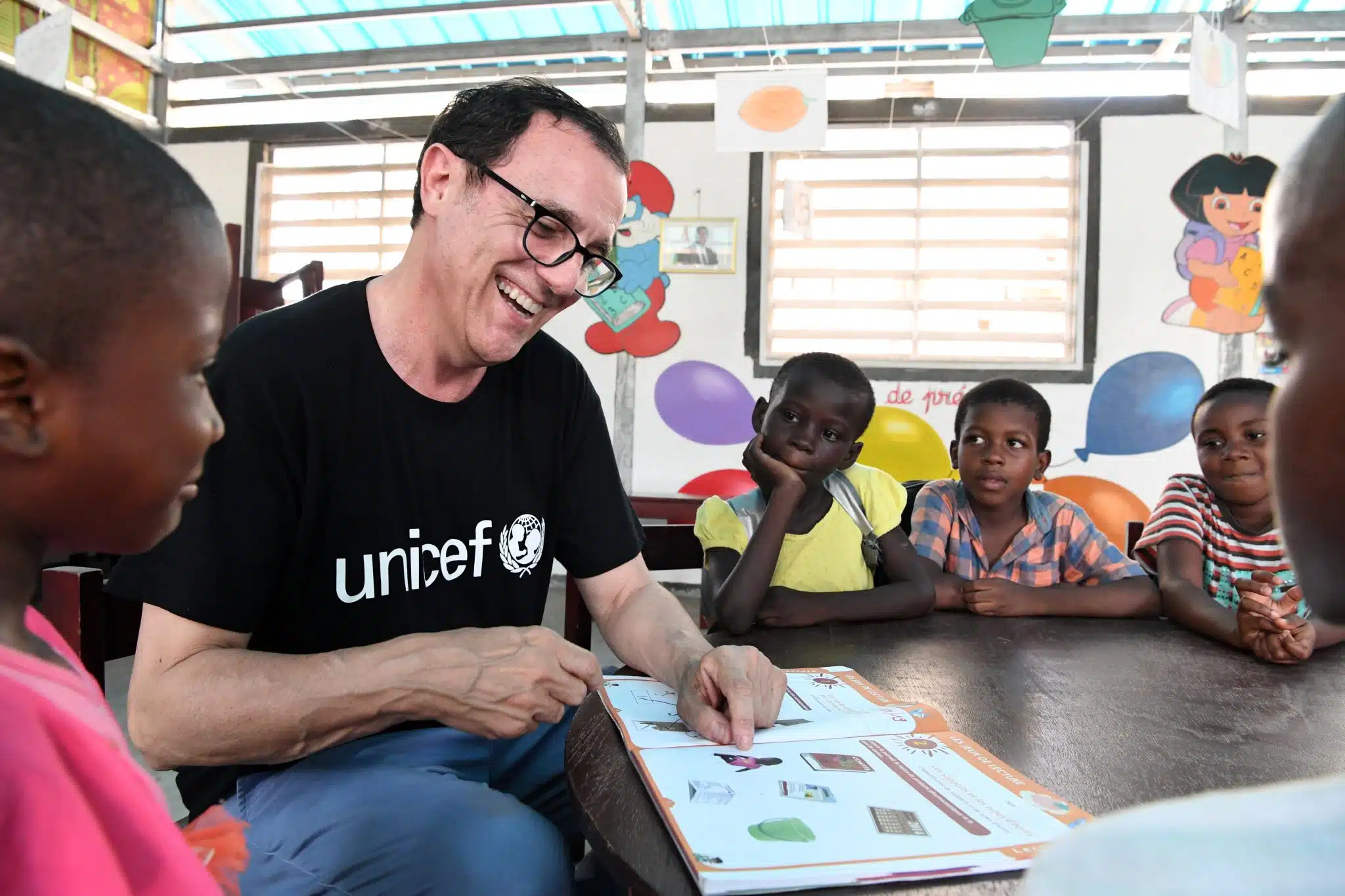 Thierry Beccaro, ambassadeur de l'UNICEF visite une école à Gonzagueville, une banlieue d'Abidjan, la capitale de la Côte d'Ivoire.© UNICEF/UN0285088/Dejongh