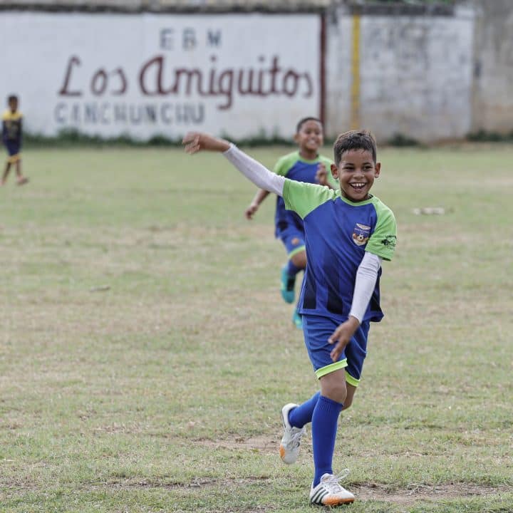 A Carupano, au nord-est du Venezuela, nos équipes travaillent avec plusieurs acteurs locaux, dont des clubs sportifs, pour venir en aide aux enfants. © UNICEF/UNI491002/Vargas