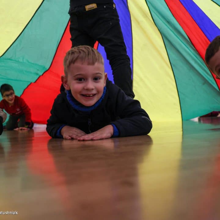 Les enfants s'amusent et jouent en Ukraine. Photo prise le 20/11/2023. © UNICEF/UNI501157/Ratushniak