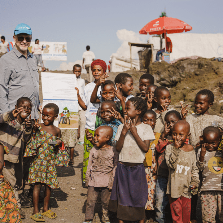 Ted Chaiban, directeur général adjoint de l'UNICEF, chargé de l'action humanitaire et des opérations d'approvisionnement, près de Goma, dans la province du Nord-Kivu, en République démocratique du Congo, le 7 mai 2024. © UNICEF/UNI572354/Benekire