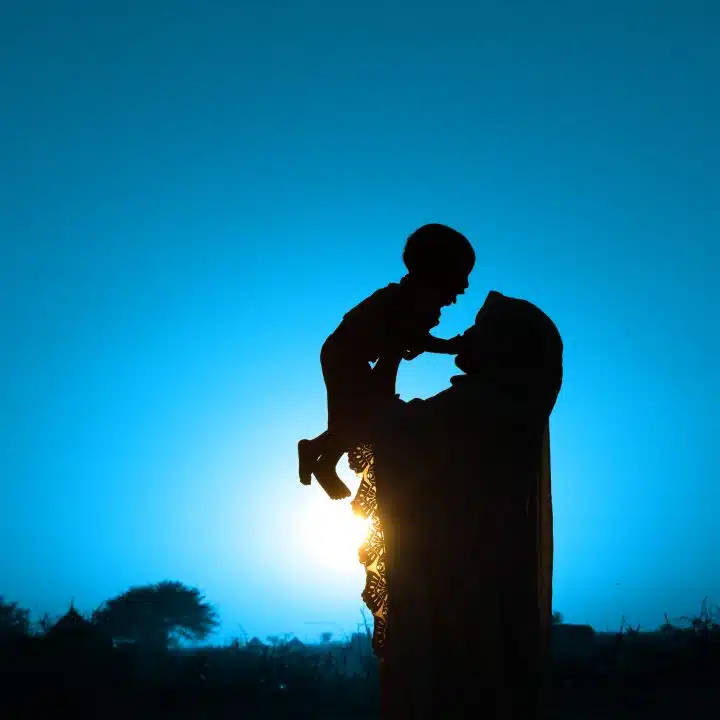 Halim, a été mariée de force à l'âge de 14 ans. Contrairement à ses frères, elle n'est jamais allée à l'école. Elle affirme que le mariage des enfants est l'une des principales causes de pauvreté dans son village dans la région de Ouaddai, au Tchad. © UNICEF/UN0286458/Sang Mooh