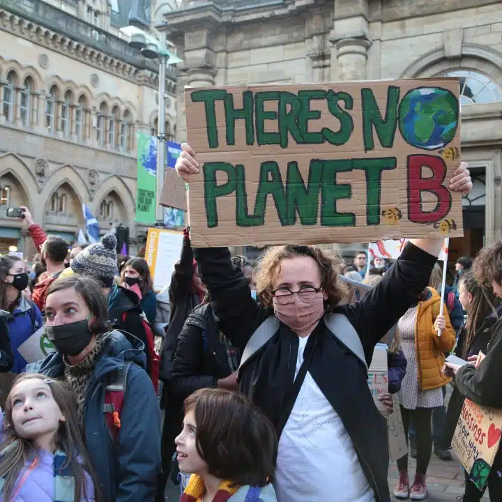 Le 5 novembre 2021 à Glasgow, en Écosse, des personnes participent à une manifestation en faveur de l'action climatique© UNICEF/UN0547135/Elwyn-Jones