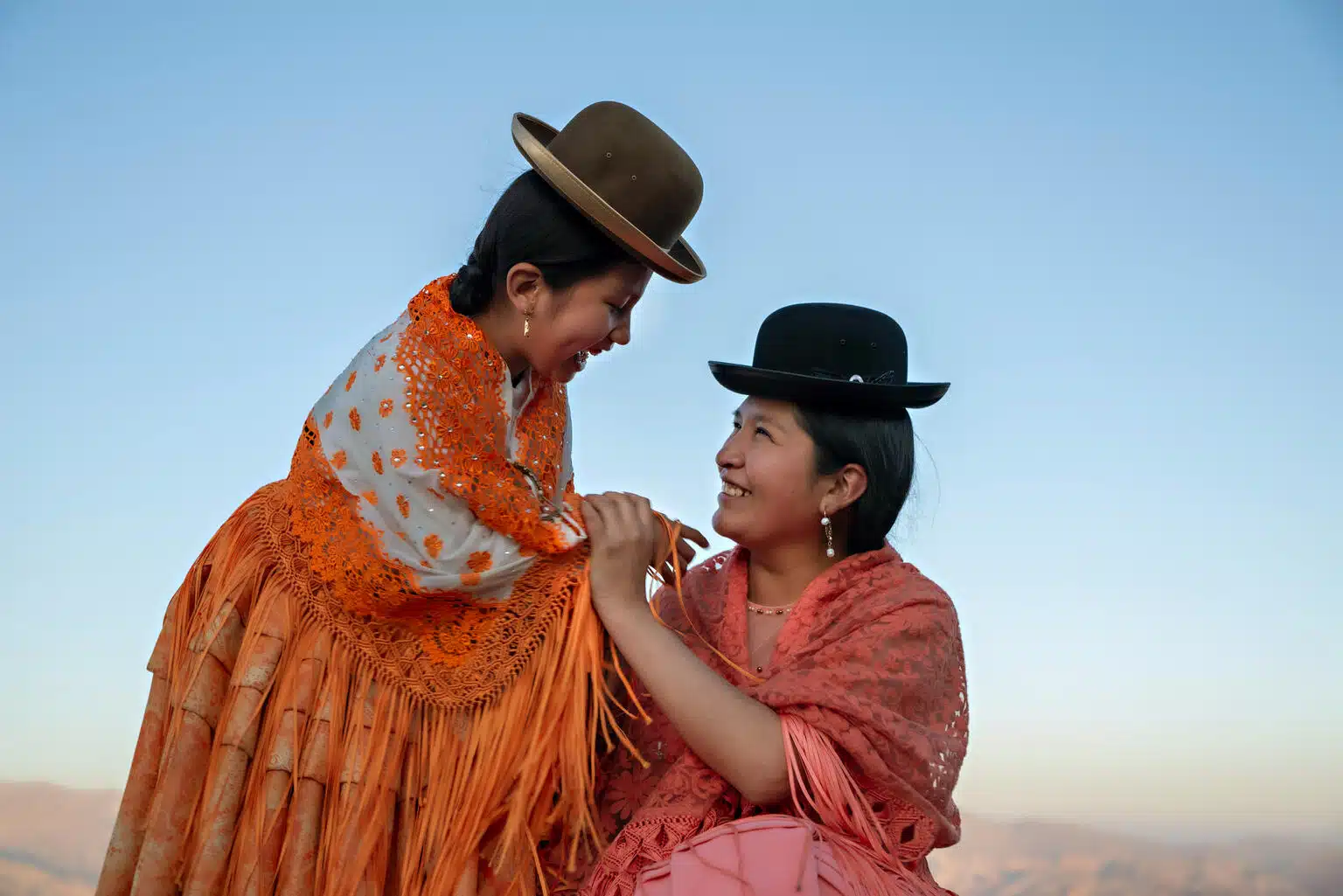 Le 27 août 2023, en Bolivie, Nathaly et sa mère Sandra jouent ensemble. Dans la banlieue nord de La Paz, de nombreuses femmes doivent relever le défi d'élever seules leurs enfants dans un environnement marqué par des difficultés économiques et des traditions patriarcales. © UNICEF/UNI448978/Aliaga Ticona