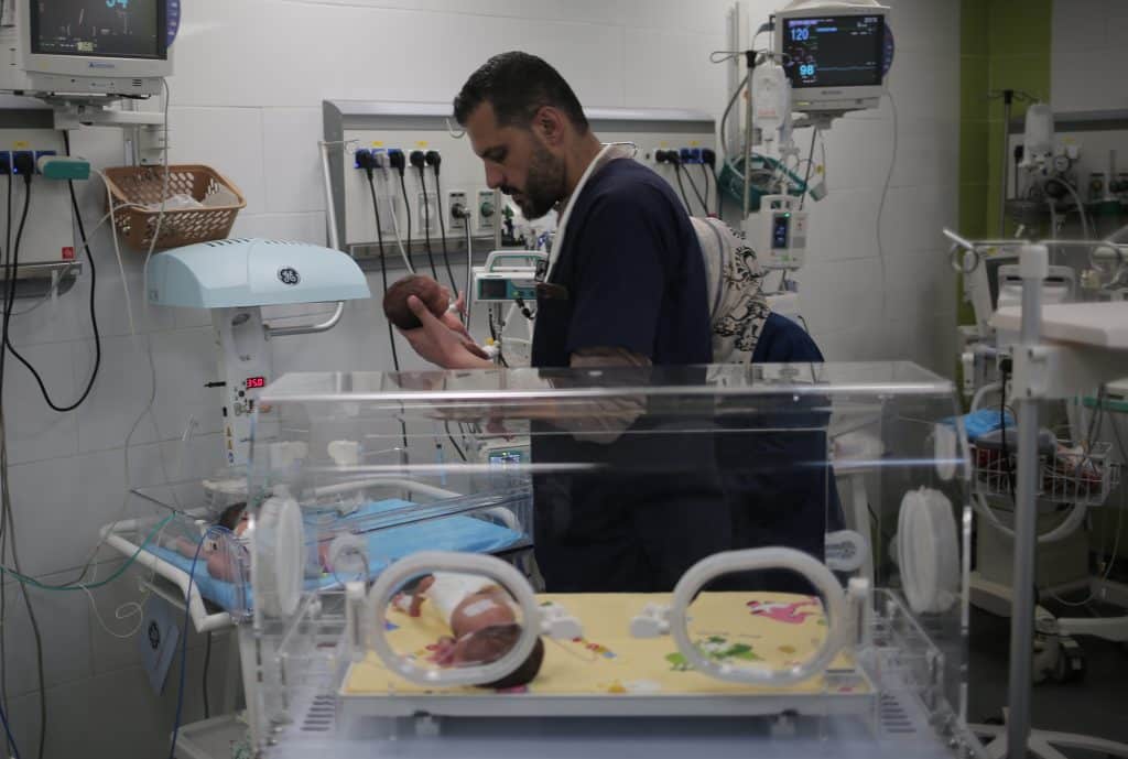 Le 5 mars 2024, dans l'État de Palestine, l'UNICEF et ses partenaires ont livré 23 couveuses aux hôpitaux de Rafah, au sud de la bande de Gaza. © UNICEF/UNI531331/El Baba