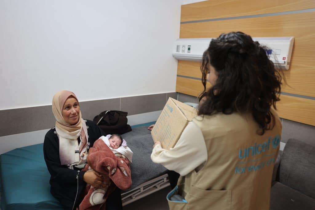 Dans l'Etat de Palestine, l'UNICEF a distribué des fournitures et des vêtements aux nouveau-nés de l'hôpital Alwada de Nussirat, situé au centre de la bande de Gaza, ainsi qu'à d'autres maternités à Dair Albalah et à Rafah. © UNICEF/UNI575315/El Baba