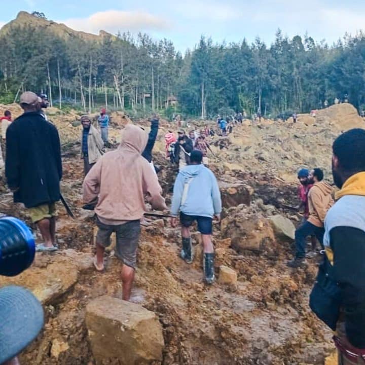 Des personnes se rassemblent sur le site d'un glissement de terrain à Maip Mulitaka, dans la province d'Enga, en Papouasie-Nouvelle-Guinée, le 24 mai 2024. © UNICEF/UNI580999/AFP