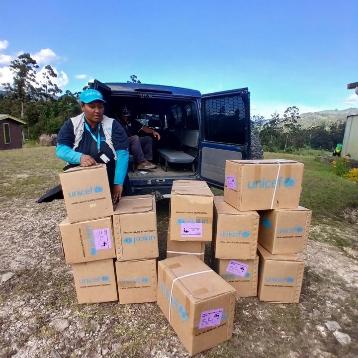 Des kits "Dignité" envoyés par l'UNICEF sont déchargés au centre de santé de Mulitaka, situé à distance de marche de la zone sinistrée, le samedi 25 mai 2024. © UNICEF/UNI581542/Koka