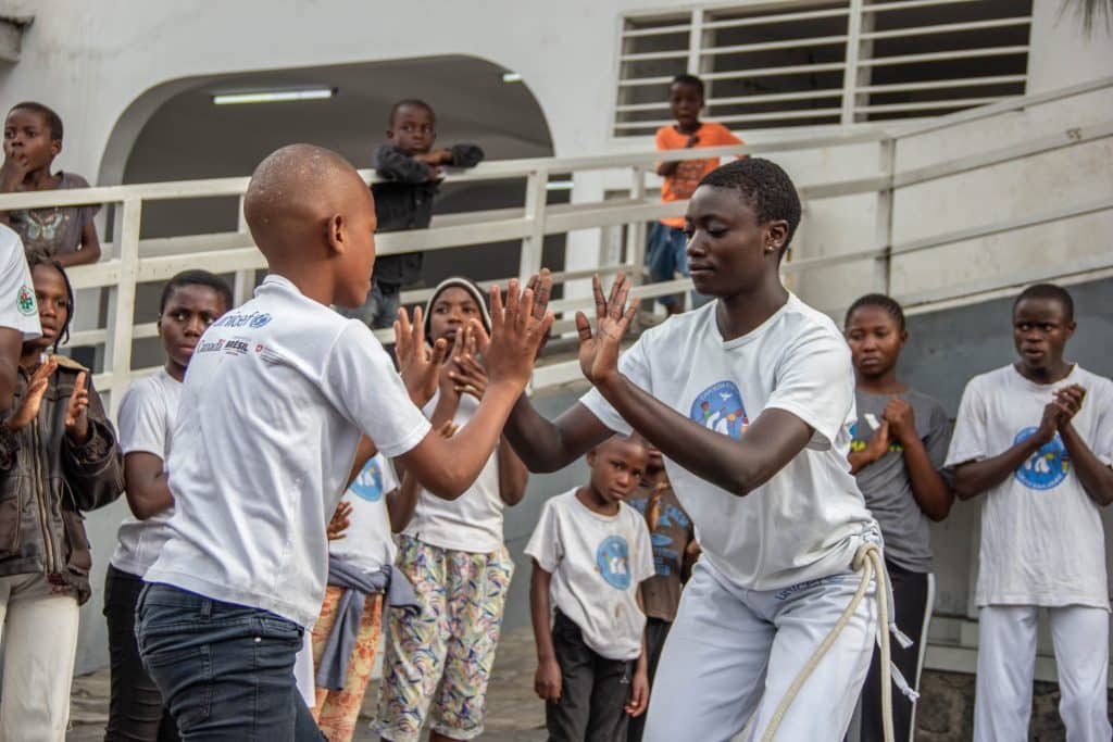 Grâce au programme Capoeira pour la Paix, des enfants et adolescents recréent du lien. © UNICEF/UN0652603/Wenga