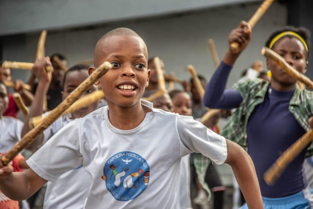 Gloire, 11 ans, participe au cours de capoeira avec d'autres enfants et adolescents en République Démocratique du Congo. © UNICEF/UN0652617/Wenga