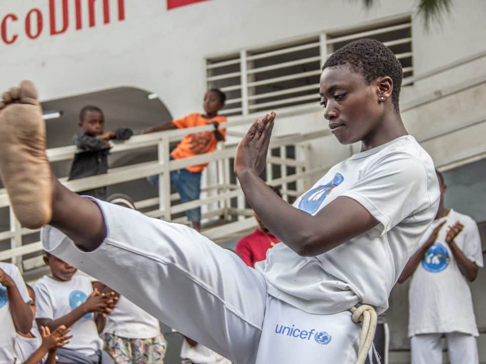 Charline, 16 ans, a grandi dans les rues de Goma, en RDC et aujourd'hui elle découvre la capoeira grâce au soutien de l'UNICEF. © UNICEF/UN0652629/Wenga