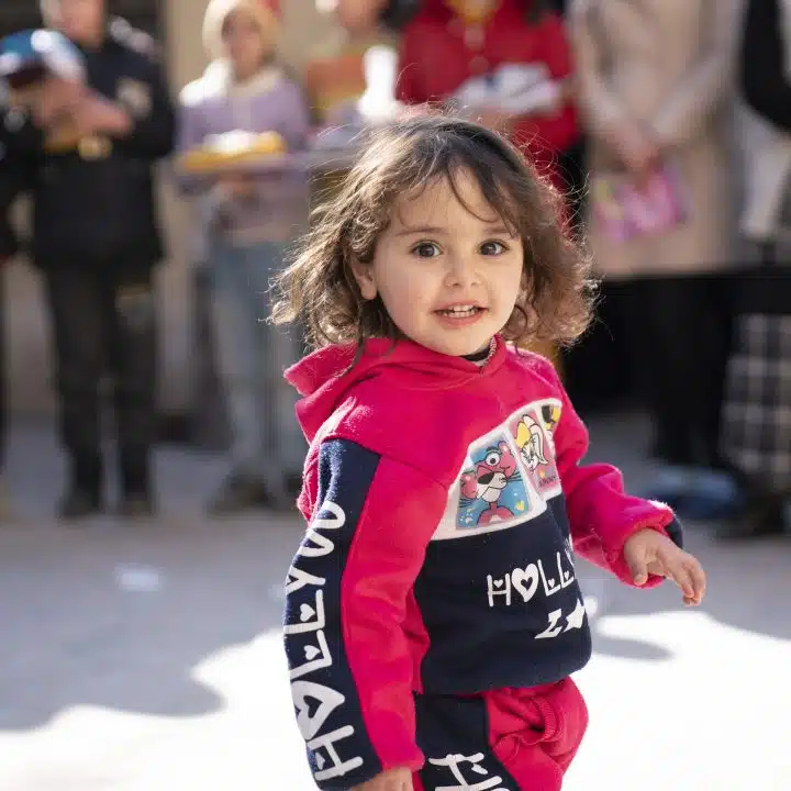 Hadeel, 2 ans, fait partie des enfants déplacés par les tremblements de terre en Syrie. Elle participe à une activité récréative organisée grâce au soutien de l'UNICEF.© UNICEF/UN0796317/Al-Asadi