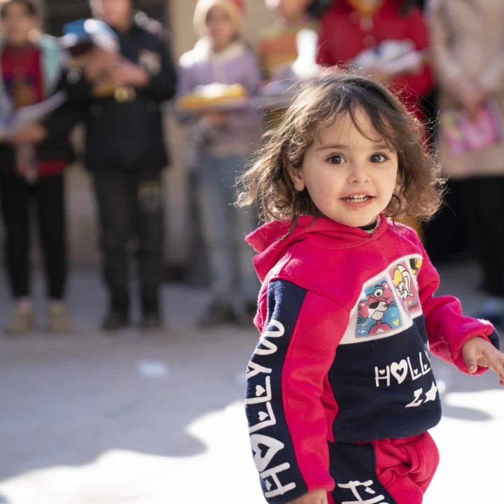 Hadeel, 2 ans, fait partie des enfants déplacés par les tremblements de terre en Syrie. Elle participe à une activité récréative organisée grâce au soutien de l'UNICEF.© UNICEF/UN0796317/Al-Asadi