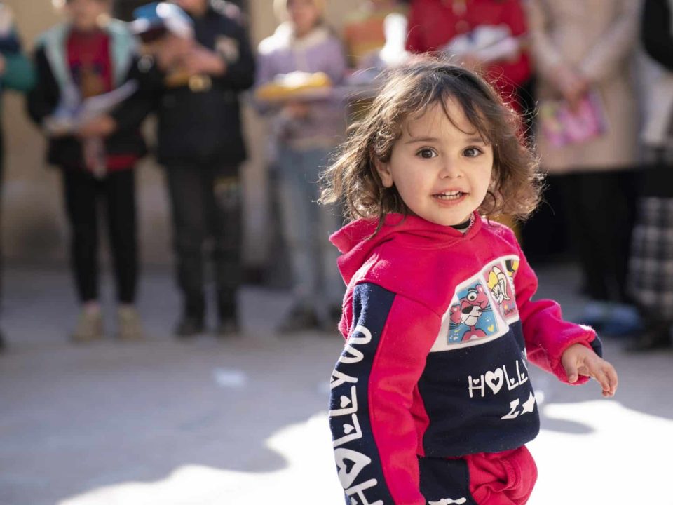 Hadeel, 2 ans, fait partie des enfants déplacés par les tremblements de terre en Syrie. Elle participe à une activité récréative organisée grâce au soutien de l'UNICEF.© UNICEF/UN0796317/Al-Asadi