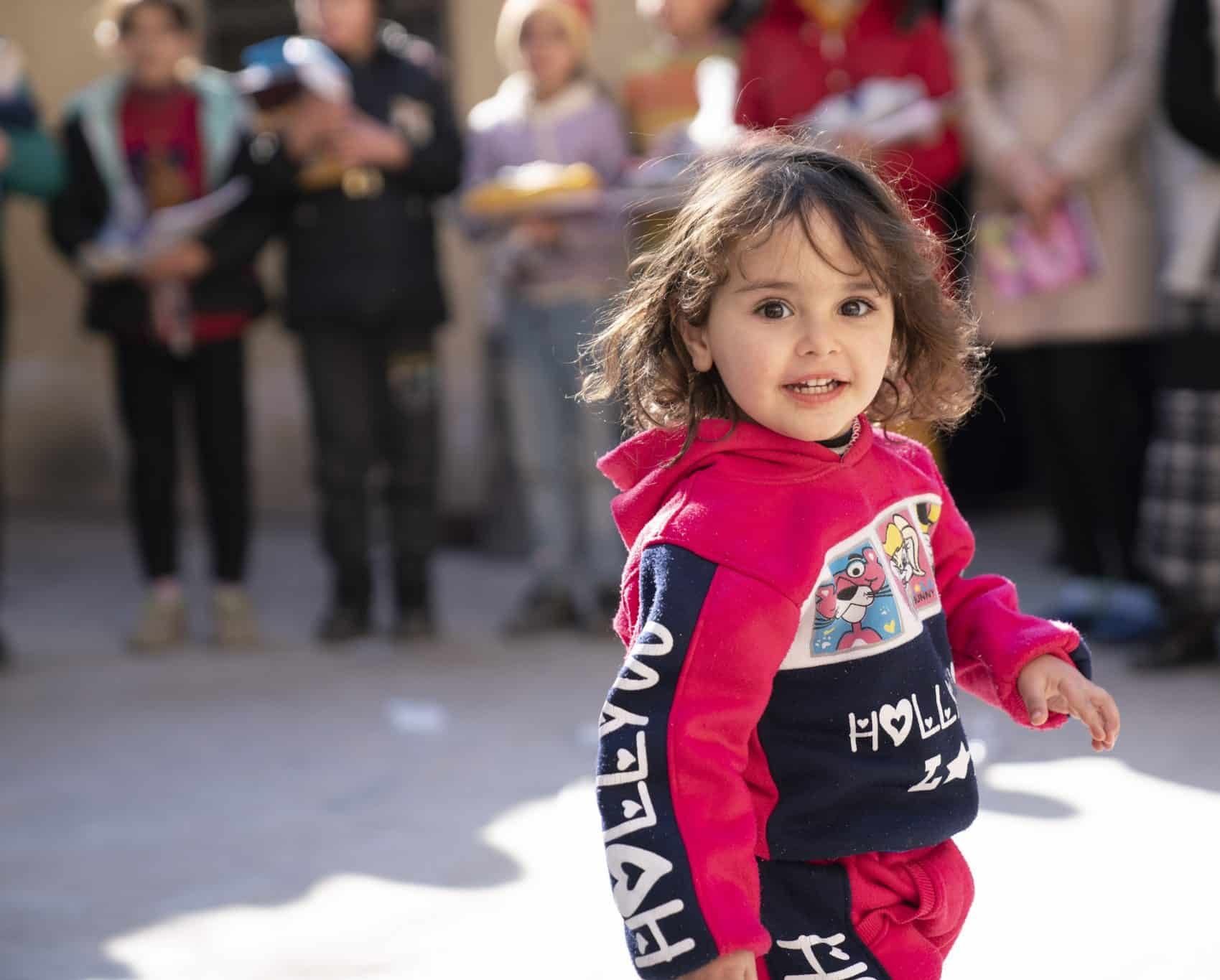 Hadeel, 2 ans, fait partie des enfants déplacés par les tremblements de terre en Syrie. Elle participe à une activité récréative organisée grâce au soutien de l'UNICEF.© UNICEF/UN0796317/Al-Asadi