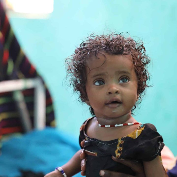 Medina Mohammed a été admise à l'hôpital Asayita car elle présentait des signes de malnutrition.© UNICEF/UN0848560/Assefa