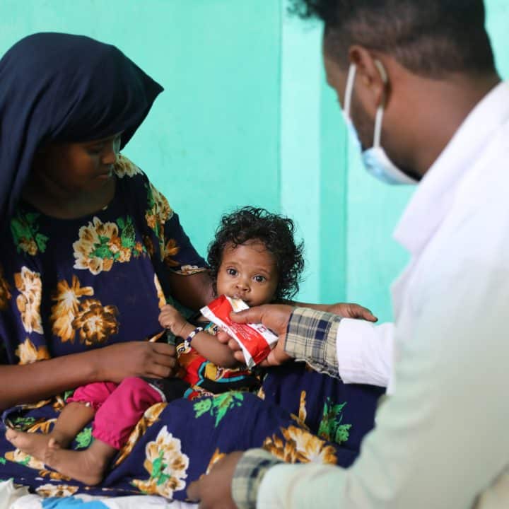 Après avoir été hospitalisée pendant deux semaines dans un centre de santé soutenu par l'UNICEF, Media se sent mieux et est en bonne santé. © UNICEF/UN0848568/Assefa