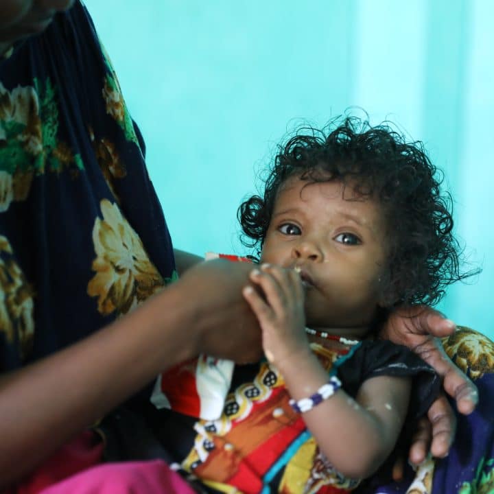 Medina Mohammed a été admis à l'hôpital Asayita car elle présentait des signes de malnutrition.© UNICEF/UN0848569/Assefa