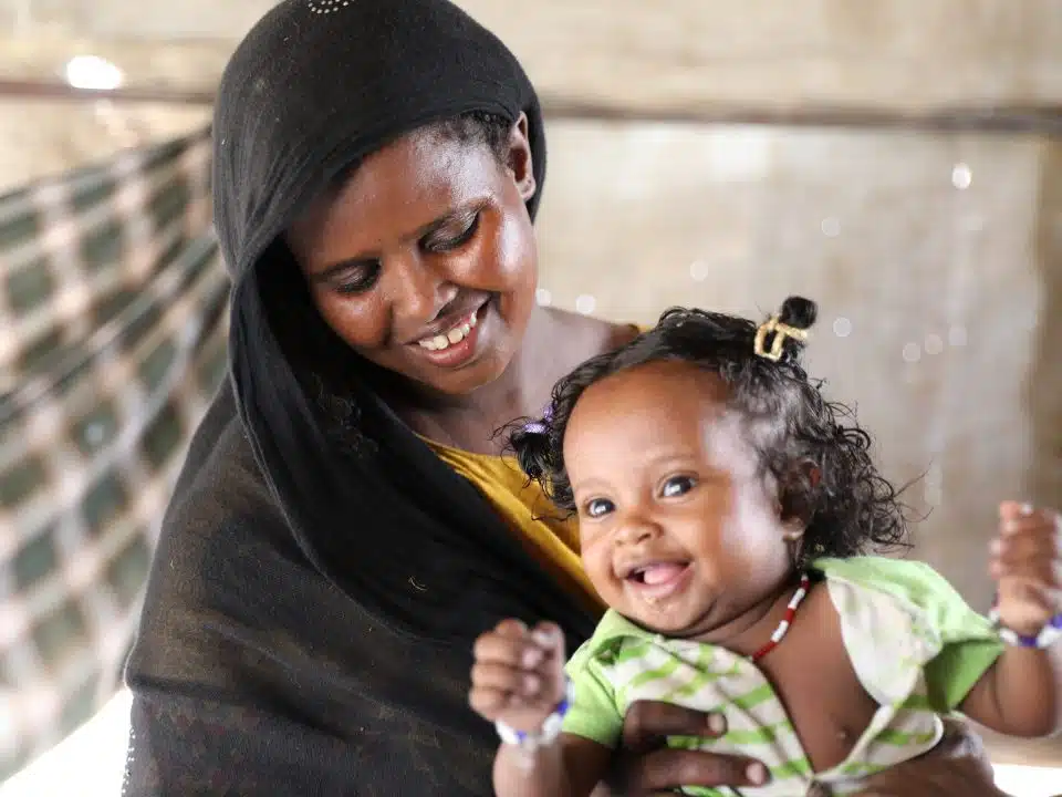 Après avoir été hospitalisée pendant deux semaines dans un centre de santé soutenu par l'UNICEF, Media se sent mieux et est en bonne santé. © UNICEF/UNI404811/Assefa