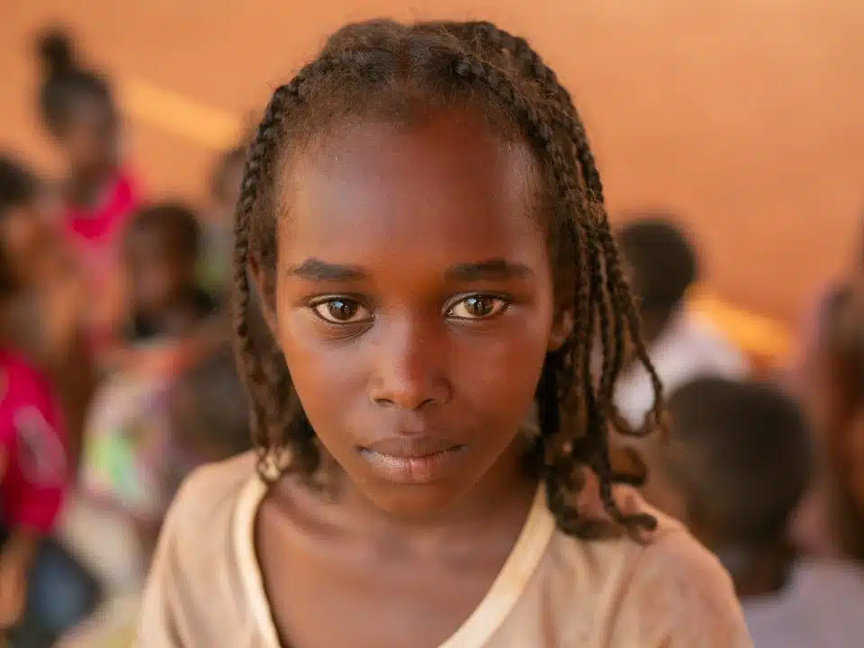 Le 15 août 2023, un enfant pose pour une photo lors d'une session de promotion de l'hygiène menée dans un point de rassemblement pour les personnes déplacées à Wad Madani, au Soudan.© UNICEF/UNI425218/Elfatih