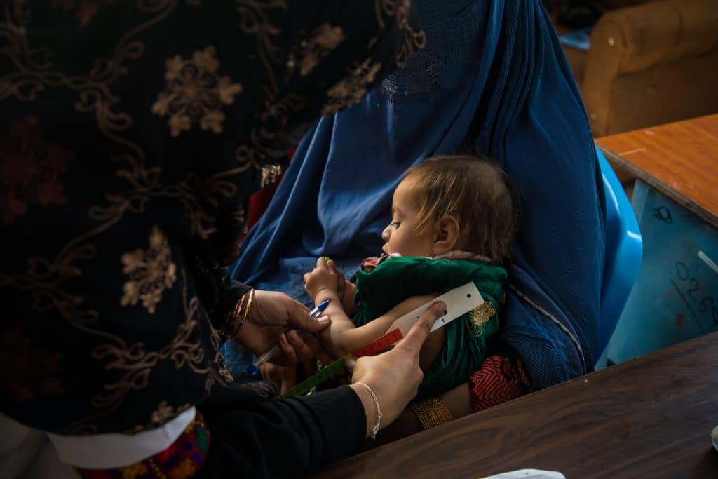 En février 2024, grâce au soutien de l'UNICEF, Hasenat, 2 ans, a été prise en charge pour malnutrition au centre de santé de Nahri Shahi, dans la province de Jalalabad, en Afghanistan.© UNICEF/UNI540598/Haya Burhan