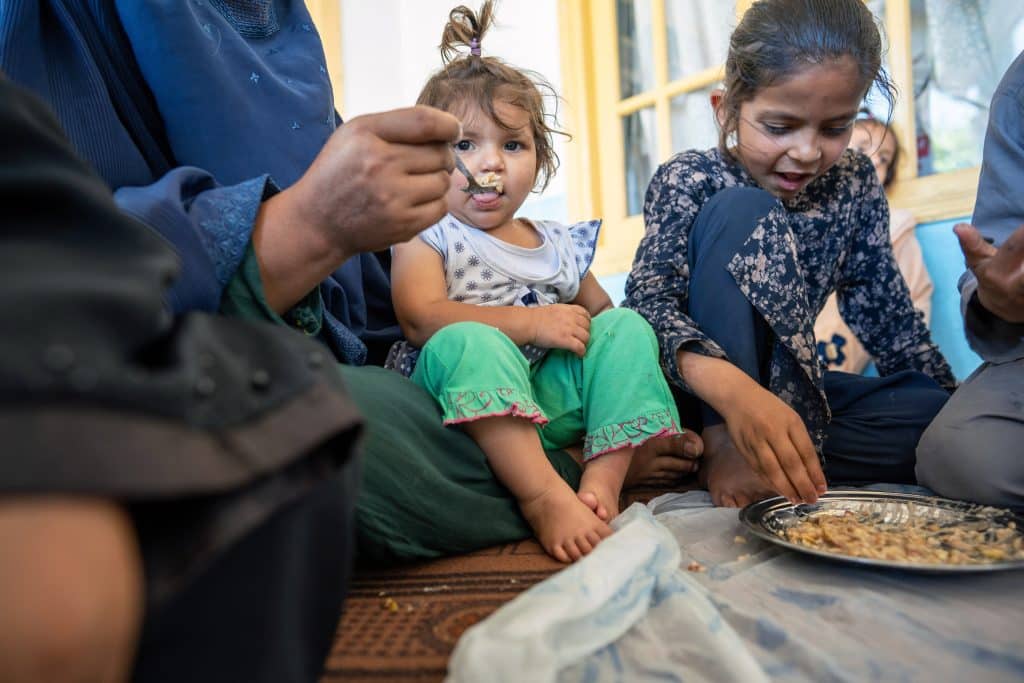 Pour prévenir la malnutrition chez les enfants de moins de cinq ans, l'UNICEF soutient les agents de santé locaux dans l'organisation de sessions mensuelles pendant lesquelles les enfants sont examinés pour détecter les cas de malnutrition © UNICEF/UNI576202/Naftalin