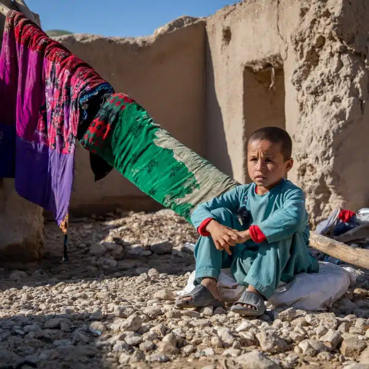 Le 14 mai 2024, Deen Mohammad, 8 ans, est assis où se trouvait autrefois sa maison dans la province de Baghlan en Afghanistan. Les récentes inondations soudaines dans le nord de l'Afghanistan ont emporté la maison de Deen Mohammed, toute sa nourriture et la vie de plusieurs de ses amis et voisins.© UNICEF/UNI576409/Meerzad