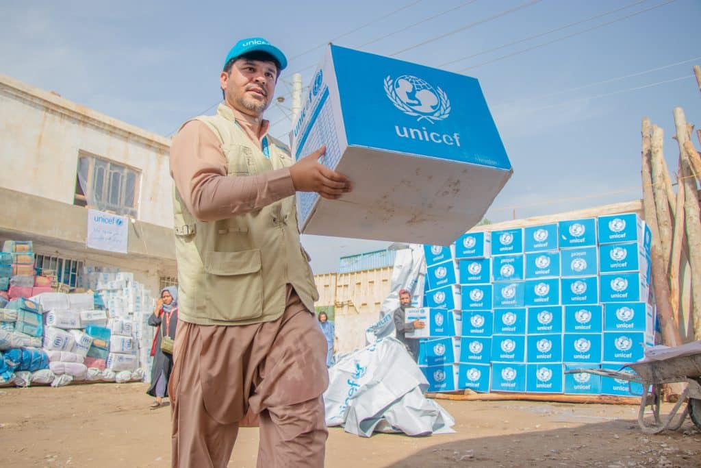 Le 17 mai 2024, les équipes de l'UNICEF distribuent des kits d'hygiène aux familles touchées par les inondations dans la province de Baghlan. © UNICEF/UNI577701/Khayyam