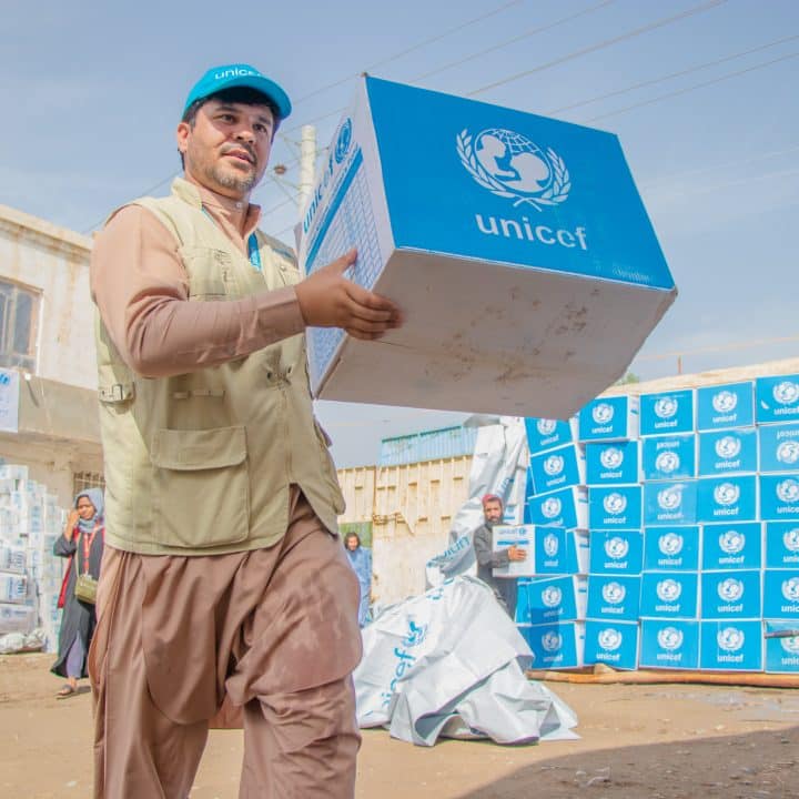 Le 17 mai 2024, les équipes de l'UNICEF distribuent des kits d'hygiène aux familles touchées par les inondations dans la province de Baghlan. © UNICEF/UNI577701/Khayyam