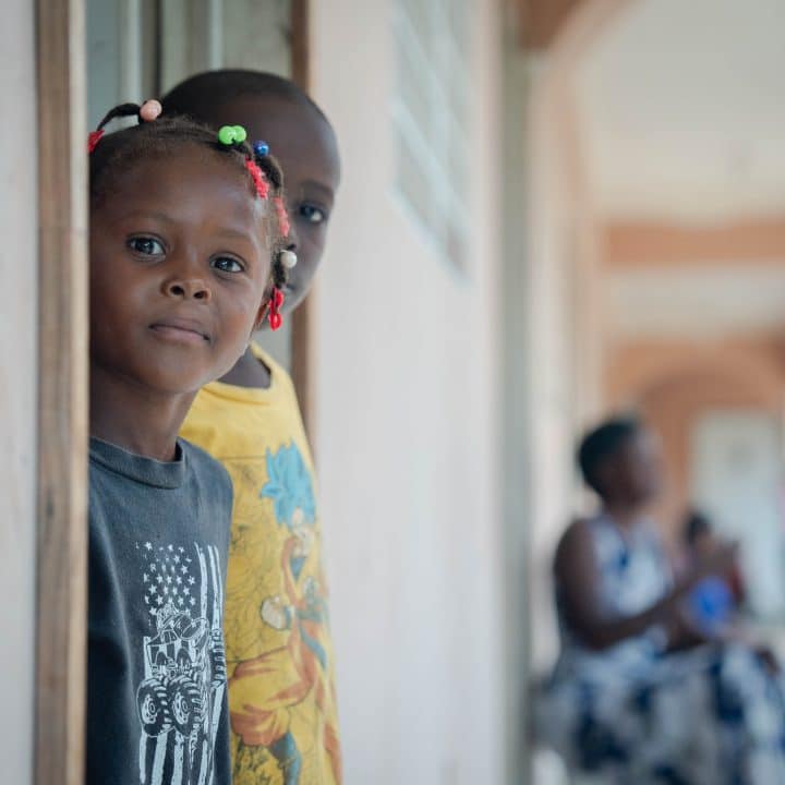 26 mai 2024 - Tamara, 4 ans, et Milen, 6 ans, se tiennent sur le balcon du site de déplacement où ils résident désormais avec leur famille.© UNICEF/UNI582658/Le Lijour