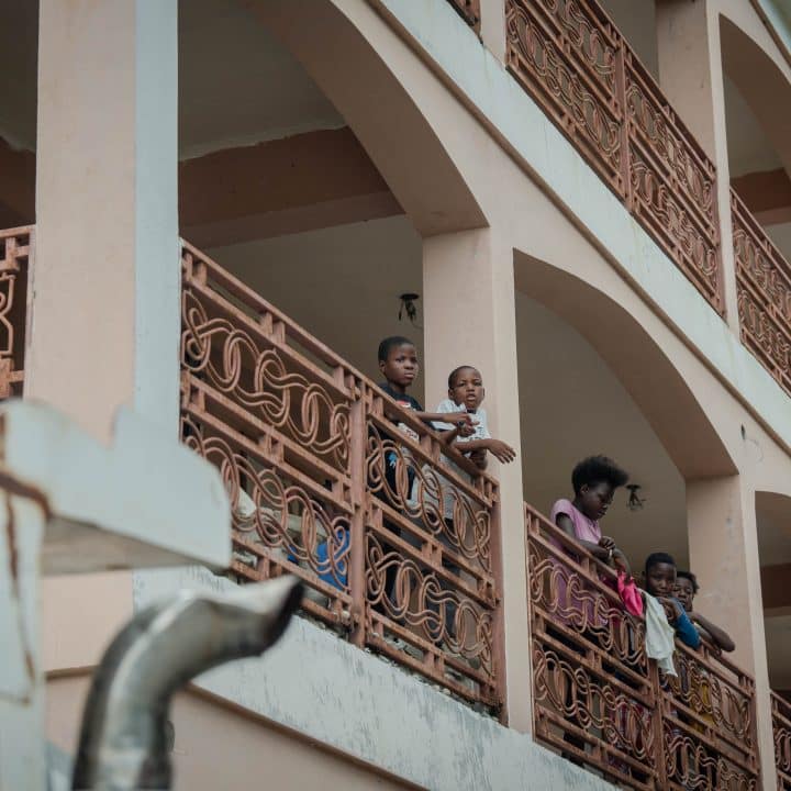 Mai 2024 - Des familles et des enfants se tiennent au balcon du site de pour déplacés où ils résident actuellement. ©UNICEF/UNI582663/Le Lijour