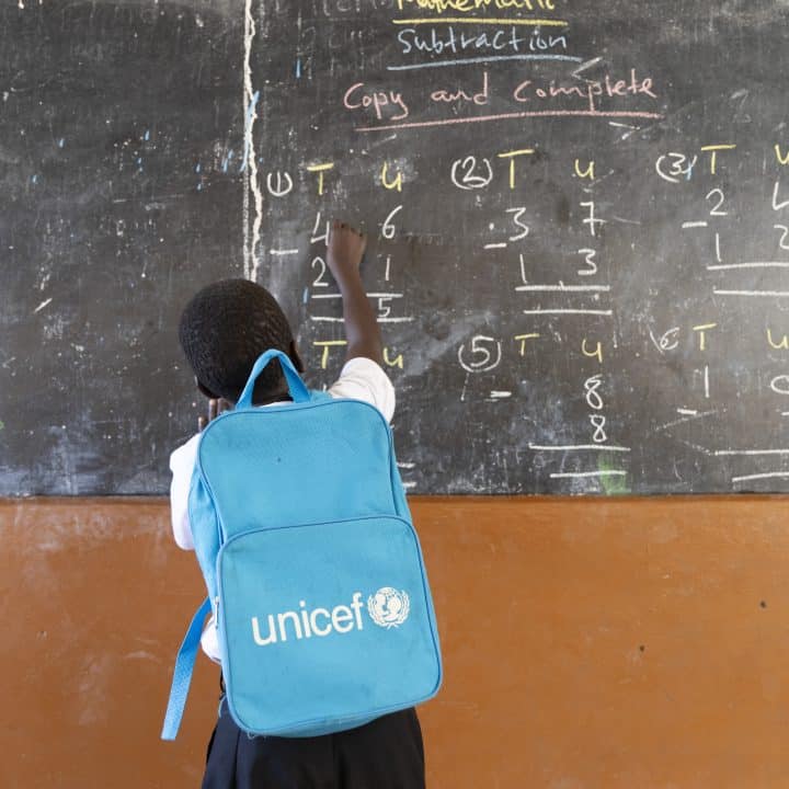 Un élève résout des calculs au tableau, à l'école primaire de Misera, en Gambie, le 13 février 2024. ©UNICEF/UNI583438/Prinsloo