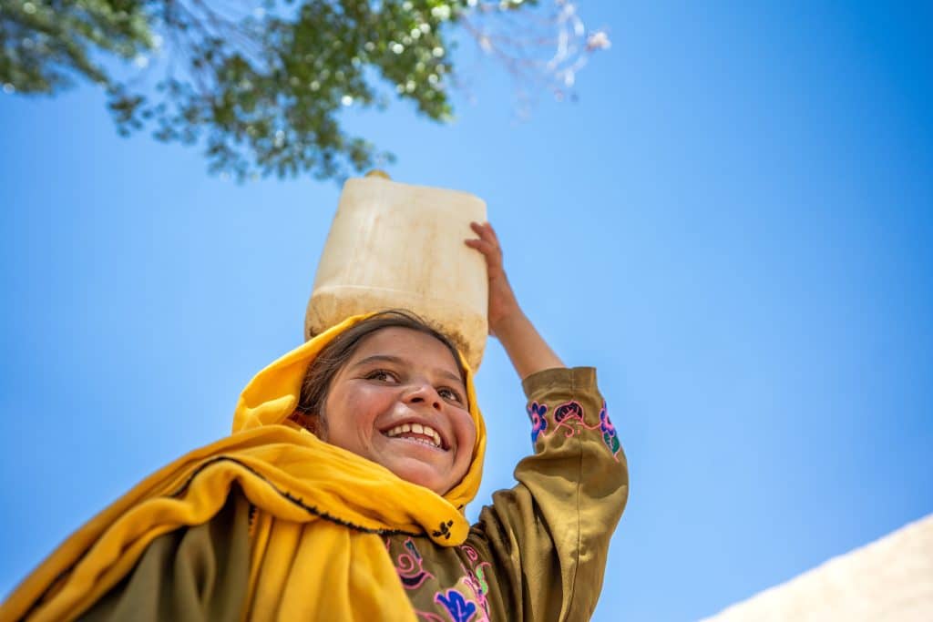 En mai 2024, après les inondations qui ont touché plusieurs priovinces en Afghanistan, l'UNICEF a acheminé de l'eau potable pour les familles sinistrées. © UNICEF/UNI584908/Naftalin