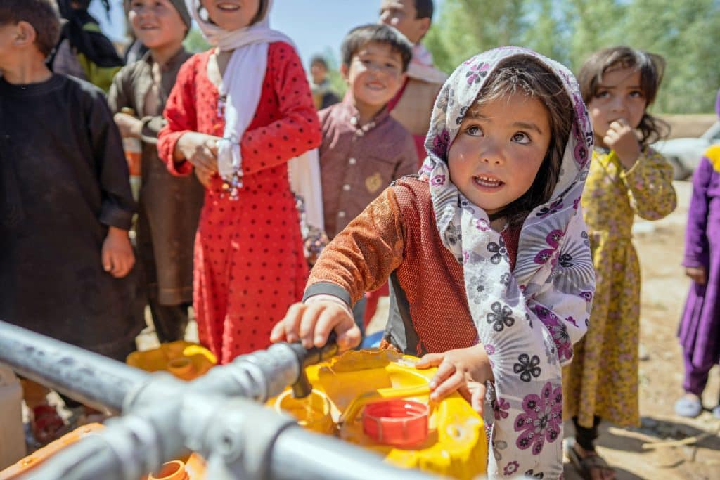 En mai 2024, après les inondations qui ont touché plusieurs priovinces en Afghanistan, l'UNICEF a acheminé de l'eau potable pour les familles sinistrées. © UNICEF/UNI584918/Naftalin
