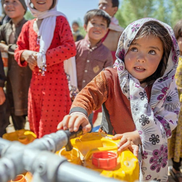 En mai 2024, après les inondations qui ont touché plusieurs priovinces en Afghanistan, l'UNICEF a acheminé de l'eau potable pour les familles sinistrées. © UNICEF/UNI584918/Naftalin