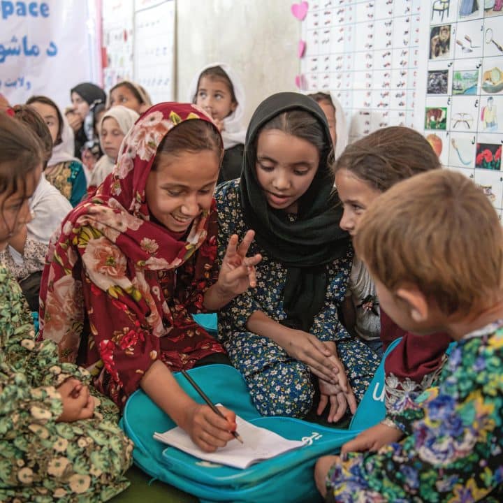 Freshta, 10 ans, dans un espace ami des enfants soutenu par l'UNICEF dans le village de Kar Kar, dans le nord de l'Afghanistan. © UNICEF/UNI586028/Musadiq