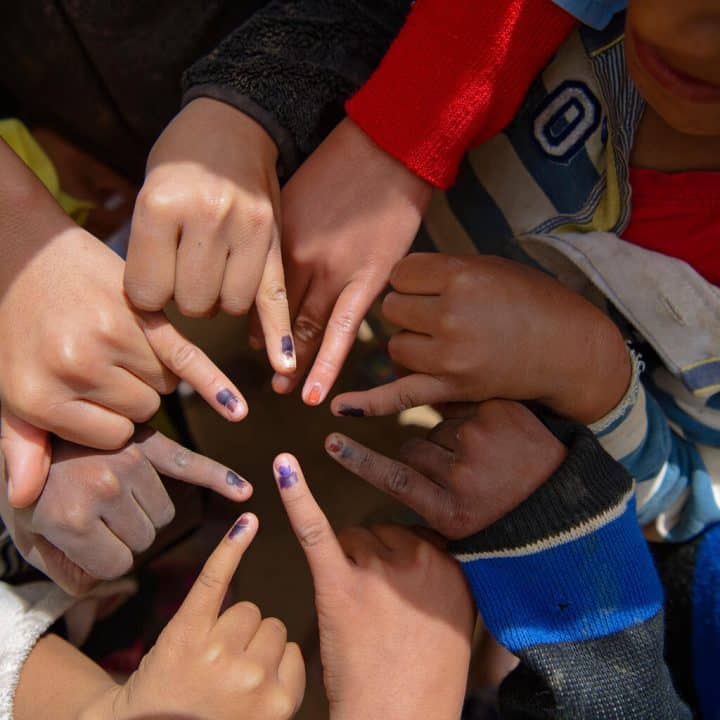 Des enfants du quartier d'Andafiavaratra, district d'Antananarivo, à Madagascar montrent leurs petits doigts marqués à l'encre pour signifier qu'ils ont été vaccinés lors de la campagne de lutte contre la polio, le 15 mai 2024. ©UNICEF/UNI587873/Ramasomanana