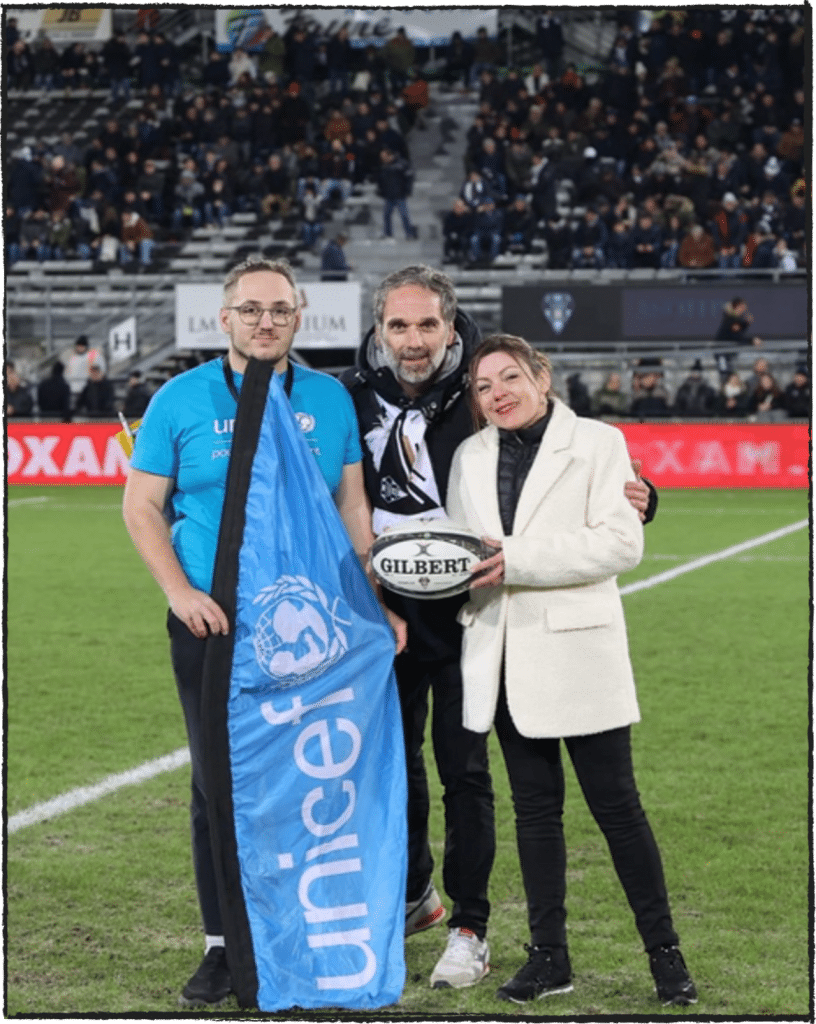 Coup d’envoi donné lors du match de rugby entre le CABCL et Montauban avec l’UNICEF en tant que partenaire associatif du match. © UNICEF France