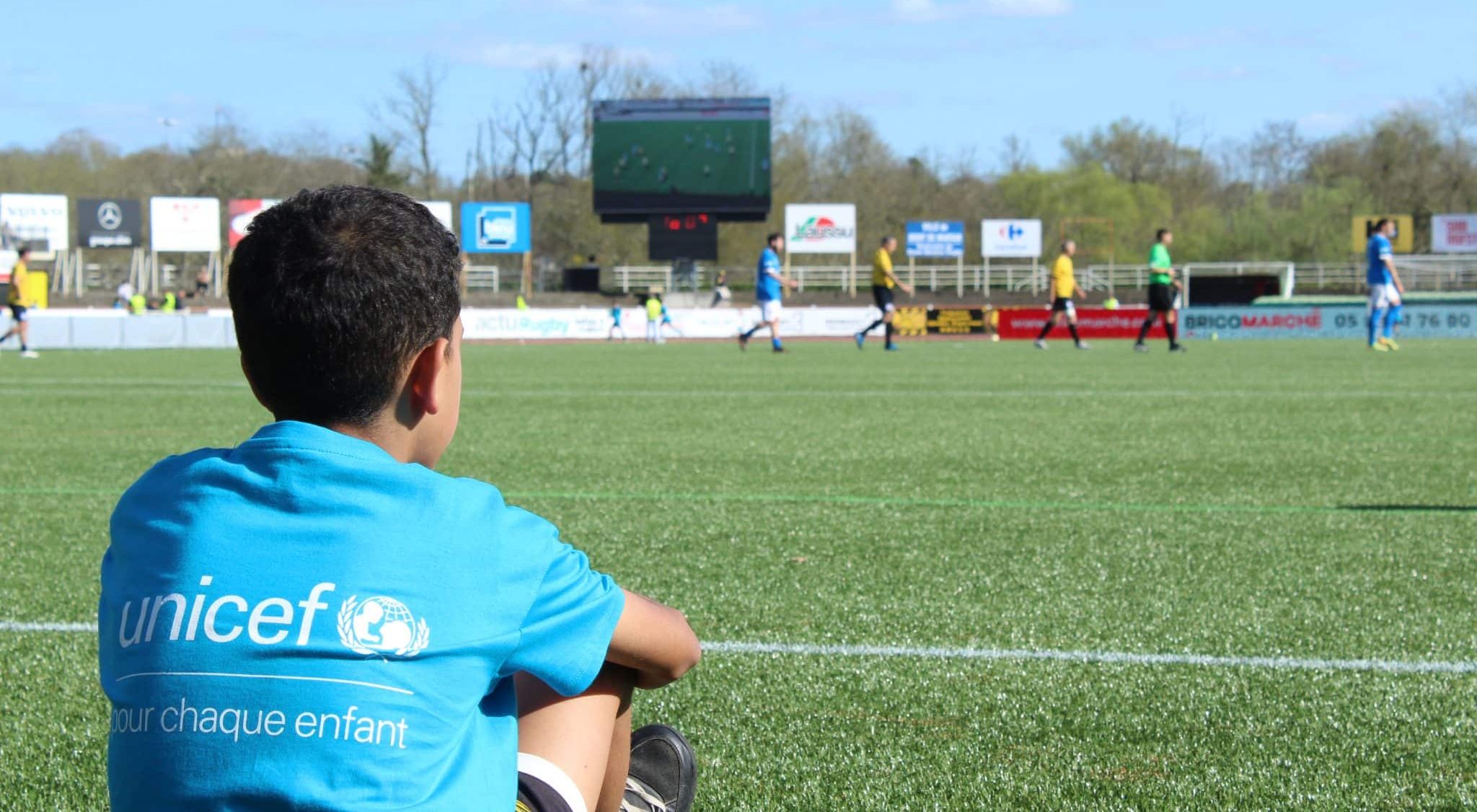 Dans le comité de Gironde, lors du match de gala à Mont-de-Marsan, où une vingtaine de bénévoles étaient présents, plus de 15 000 euros ont été récoltés en faveur de l'UNICEF. © UNICEF/France