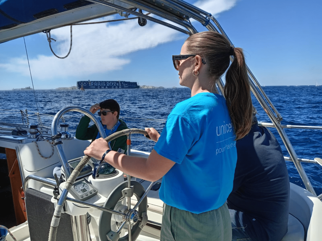 Le 8 mai 2024, les équipes et bénévoles de l'UNICEF France étaient mobilisés pour l'arrivée de la flamme olympique à Marseille © UNICEF/France