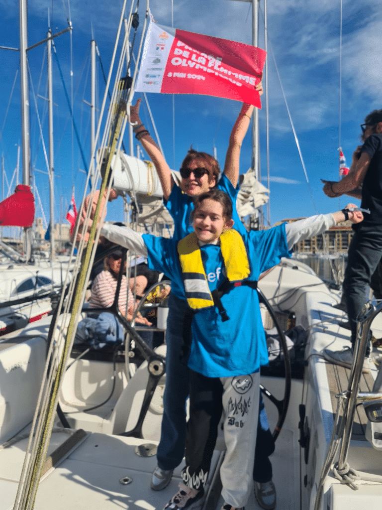 Le 8 mai 2024, les équipes et bénévoles de l'UNICEF France étaient mobilisés pour l'arrivée de la flamme olympique à Marseille © UNICEF/France