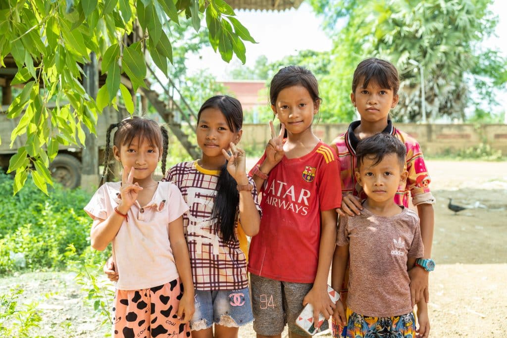 Le 23 juin 2022, un groupe d'enfants du village de Prek Ta Am, au Cambodge jouent autour de leurs maisons lors d'une visite de l'UNICEF pour une session de test de matériel d'information, d'éducation et de communication. © UNICEF/UN0690647/Soeum
