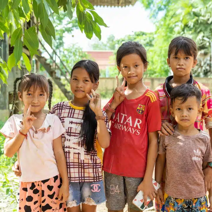 Le 23 juin 2022, un groupe d'enfants du village de Prek Ta Am, au Cambodge jouent autour de leurs maisons lors d'une visite de l'UNICEF pour une session de test de matériel d'information, d'éducation et de communication. © UNICEF/UN0690647/Soeum