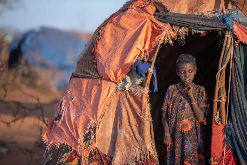 Lina, 9 ans, est une enfant handicapée dans le camp de déplacés de Bul'ad, près de la ville de Hargele, dans la région somalienne de l'Éthiopie. Lina et sa famille sont déplacées en raison de la sécheresse. Elle est encore trop jeune pour comprendre la crise climatique qui se déroule autour d'elle, mais elle en subit les conséquences les plus graves. ©UNICEF Éthiopie/2023/Mulugeta Ayene