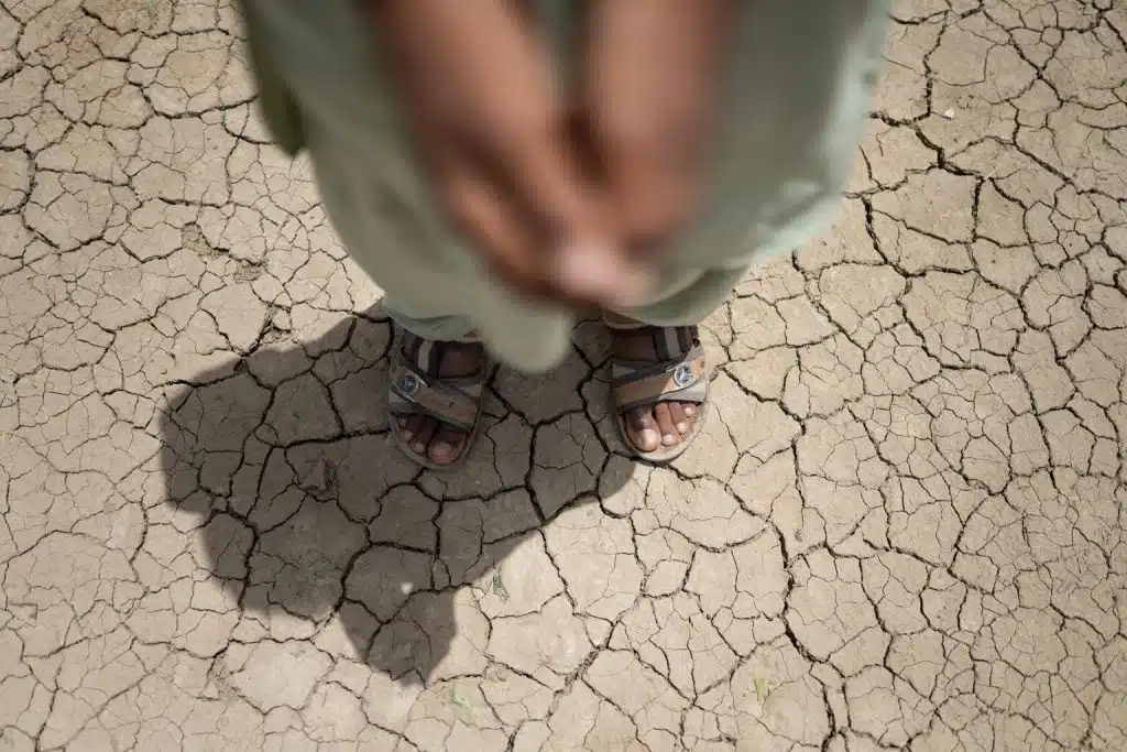 Neuf mois après les inondations dévastatrices, de nombreuses régions du Pakistan sont encore sous les eaux. Une nouvelle saison des pluies approche et d'autres vagues de chaleur sont attendues. Les enfants sont ceux qui paient le plus lourd tribut au changement climatique. © UNICEF/UN0847819/Haro