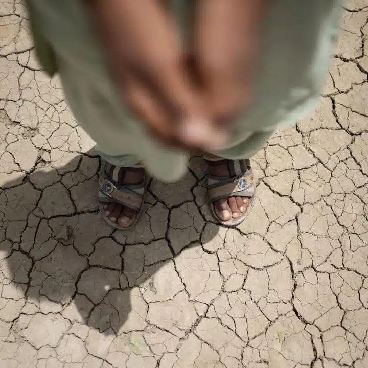 Neuf mois après les inondations dévastatrices, de nombreuses régions du Pakistan sont encore sous les eaux. Une nouvelle saison des pluies approche et d'autres vagues de chaleur sont attendues. Les enfants sont ceux qui paient le plus lourd tribut au changement climatique. © UNICEF/UN0847819/Haro