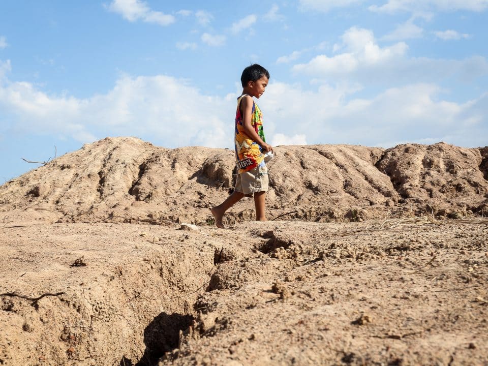 Les principaux risques climatiques qui affectent les enfants en Thaïlande sont les inondations, les sécheresses et les températures élevées. Ces phénomènes peuvent entraîner la contamination de l'eau, la propagation de maladies et une augmentation des risques d'insécurité alimentaire.© UNICEF/UNI419968/Preechapanich