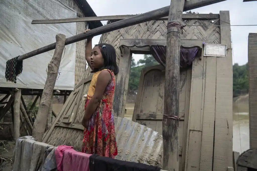 Les fortes pluies ont provoqué des inondations soudaines et des glissements de terrain dans le sud du Bangladesh, affectant 1,2 million de personnes dans la région. L'UNICEF est sur le terrain pour apporter une aide essentielle à ceux qui en ont le plus besoin. © UNICEF/UNI457766/Mukut