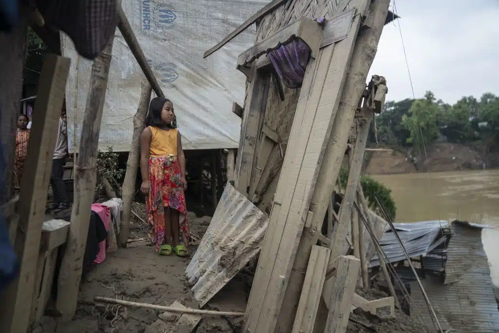 Les fortes pluies ont provoqué des inondations soudaines et des glissements de terrain dans le sud du Bangladesh, affectant 1,2 million de personnes dans la région. L'UNICEF est sur le terrain pour apporter une aide essentielle à ceux qui en ont le plus besoin. © UNICEF/UNI457768/Mukut