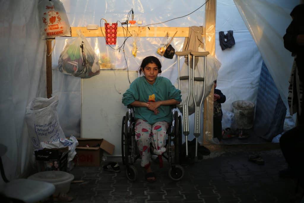 Razan est une jeune fille de 11 ans qui vit dans le quartier d'al Zaytoon, dans la ville de Gaza. Razan a perdu sa mère, son père et ses trois frères au cours des combats qui ravagent la bande de Gaza. © UNICEF/UNI501908/El Baba