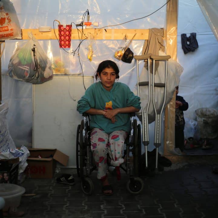 Razan est une jeune fille de 11 ans qui vit dans le quartier d'al Zaytoon, dans la ville de Gaza. Razan a perdu sa mère, son père et ses trois frères au cours des combats qui ravagent la bande de Gaza. © UNICEF/UNI501908/El Baba